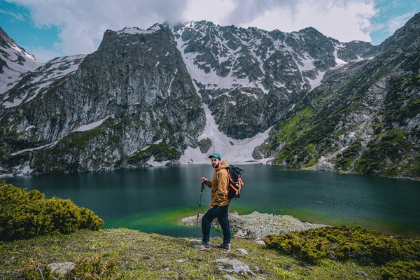 Quels sont les conseils pour un camping en bord de fleuve avec des courants forts?